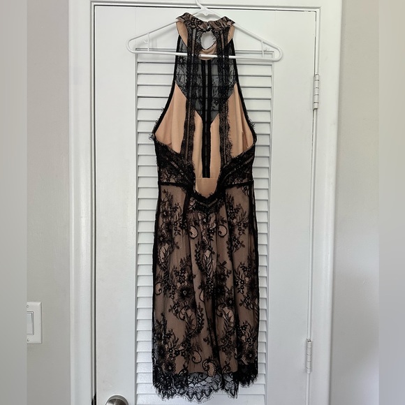 Astr the Label Open Back Dress, Black & Nude Size Large. - Picture 2 of 5